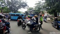 Pengendara mobil hingga motor pun tidak bisa melanjutkan perjalanan ke kawasan pesisir Pantai Palabuhanratu, Sukabumi, Jawa Barat.