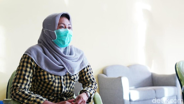 Bekerja sebagai perawat pasien COVID-19 membuat Desmi lindawati tak bisa berlebaran dengan keluarga tahun ini (Hery Supandi/detikcom)