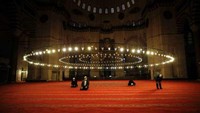 Jamaah berdoa di Masjid Suleymaniye yang hampir kosong di Istanbul, Turki (Emrah Gurel/AP)