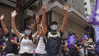 Ribuan orang berkumpul dan meneriakkan slogan-slogan di distrik Causeway Bay dan Wan Chai yang sibuk. Sementara beberapa pengunjuk rasa bermasker membuat barikade darurat untuk menghentikan kendaraan polisi.
