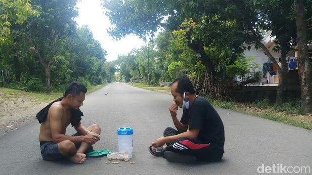 Saking sepinya, warga bisa makan di jalan