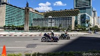 Satu hari usai Idul Fitri Bundaran Hotel Indonesia masih terlihat lengang.