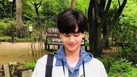  Kue ini jadi kejutan manis Sungjae yang ia terima di sela-sela kesibukan syutingnya. Foto: Instagram @yook_can_do_it