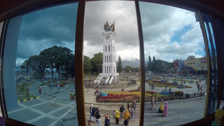 Sejumlah pengunjung menikmati kawasan Jam Gadang di Bukittinggi, Sumatera Barat, Senin (25/5/2020). Meskipun masih dalam masa PSBB hingga 29 Mei 2020, objek wisata aikonik di Sumbar itu masih dikunjungi pengunjung. ANTARA FOTO/Iggoy el Fitra/hp.