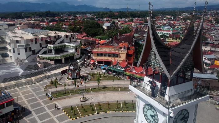 Sejumlah pengunjung menikmati kawasan Jam Gadang di Bukittinggi, Sumatera Barat, Senin (25/5/2020). Meskipun masih dalam masa PSBB hingga 29 Mei 2020, objek wisata aikonik di Sumbar itu masih dikunjungi pengunjung. ANTARA FOTO/Iggoy el Fitra/hp.