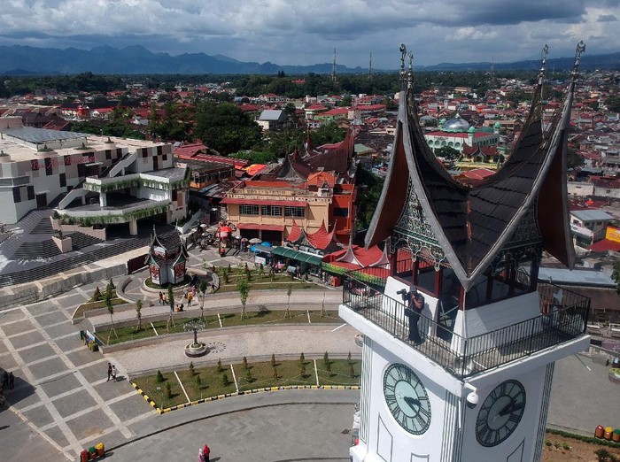 Sejumlah pengunjung menikmati kawasan Jam Gadang di Bukittinggi, Sumatera Barat, Senin (25/5/2020). Meskipun masih dalam masa PSBB hingga 29 Mei 2020, objek wisata aikonik di Sumbar itu masih dikunjungi pengunjung. ANTARA FOTO/Iggoy el Fitra/hp.