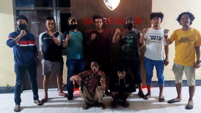 Polres Dompu menangkap 2 orang lain terkait kasus pelajar F menyebarkan hate speech dan mengancam menembak polisi (dok. Istimewa)