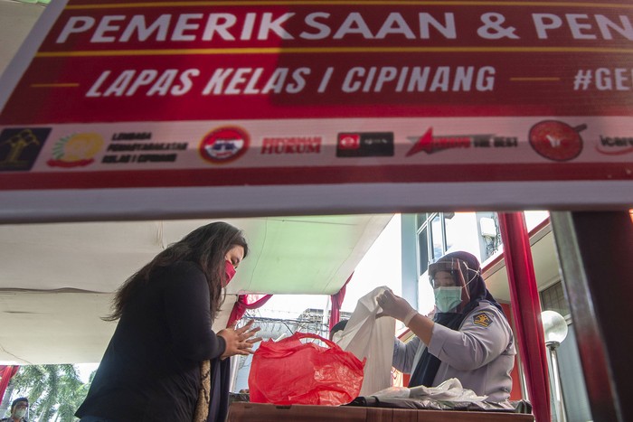 KUNJUNGAN LEBARAN DI LAPAS CIPINANG Warga menunggu giliran untuk bersilaturahmi dengan warga binaan Lembaga Pemasyarakatan Kelas I Cipinang di Jakarta, Senin (25/5/2020). Kementerian Hukum dan HAM meniadakan kunjungan secara fisik terhadap warga binaan Lapas maupun Rutan saat Hari Raya Idul Fitri 1441 Hijriah untuk mengantisipasi penyebaran COVID-19 dan menggantikannya dengan menyediakan fasilitas komunikasi berbasis panggilan video. ANTARA FOTO/Aditya Pradana Putra/wsj.