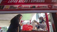 Petugas sipir memeriksa barang bawaan keluarga yang akan diberikan kepada warga binaan Lembaga Pemasyarakatan Kelas I Cipinang, Jakarta.