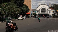 Stasiun Jakarta Kota pun terlihat lengang.