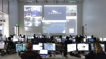 Mission Control SpaceX melakukan persiapan secara intensif sebelum hari H. Foto: AP/Bill Ingalls