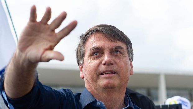 Presiden Brasil Jair Bolsonaro ikut turun ke jalan dan berbicara di hadapan para pendukungnya. Dia menyapa pendukungnya dengan tidak memakai masker.