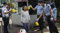 Petugas juga menyemprot keluarga warga binaan dengan cairan disinfektan.