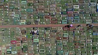 Foto aerial warga melakukan ziarah kubur di Tempat Pemakaman Umum (TPU) Karet Bivak, Jakarta, Senin (25/5/2020). 