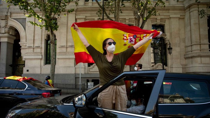 Warga Spanyol Ribuan warga Spanyol turun ke jalan untuk memprotes langkah-langkah lockdown (penguncian) yang diterapkan untuk mengendalikan penyebaran virus Corona.