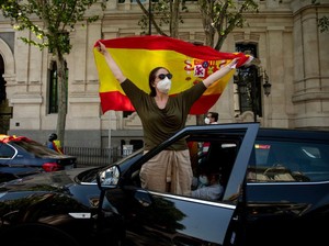 Status Darurat COVID-19 Dicabut, Warga Spanyol Berpesta Tanpa Masker
