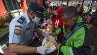 Keluarga warga binaan juga harus memakai masker saat berkunjung ke Lembaga Pemasyarakatan Kelas I Cipinang.