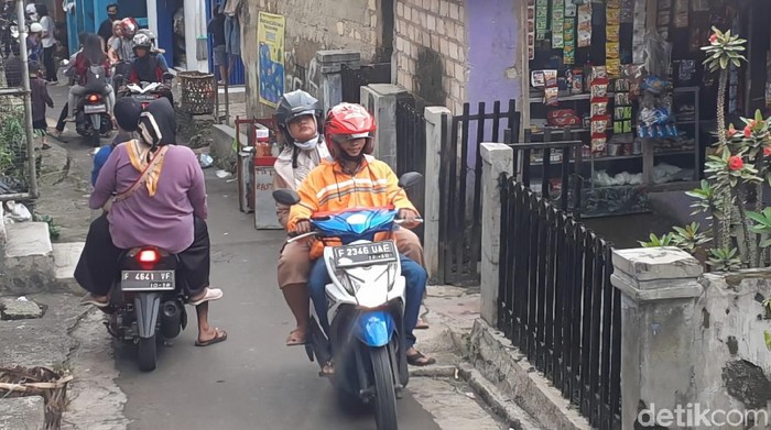 Warga Sukabumi lewat jalur tikus demi ke kawasan wisata Palabuhanratu