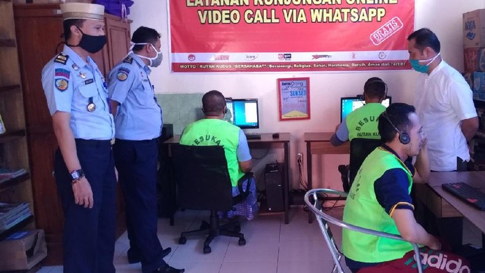 Sejumlah warga binaan di Rutan Kudus saat melakukan kunjungan secara online, Senin (25/5/2020).