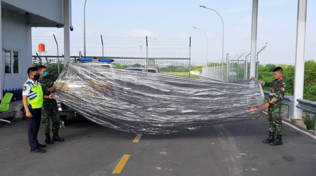 Penampakan balon udara yang jatuh di area Bandara Jenderal Ahmad Yani, Semarang, Senin (25/5/2020).