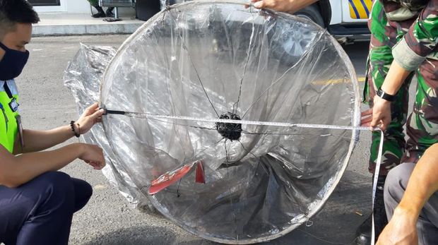 Penampakan balon udara yang jatuh di area Bandara Jenderal Ahmad Yani, Semarang, Senin (25/5/2020).