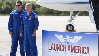 Astronaut kawakan Robert Behnken dan Doug Hurley berbicara dalam konferensi pers setelah mereka tiba di lokasi peluncuran, Kennedy Space Center di Cape Canaveral, Florida. Foto: AP/Bill Ingalls