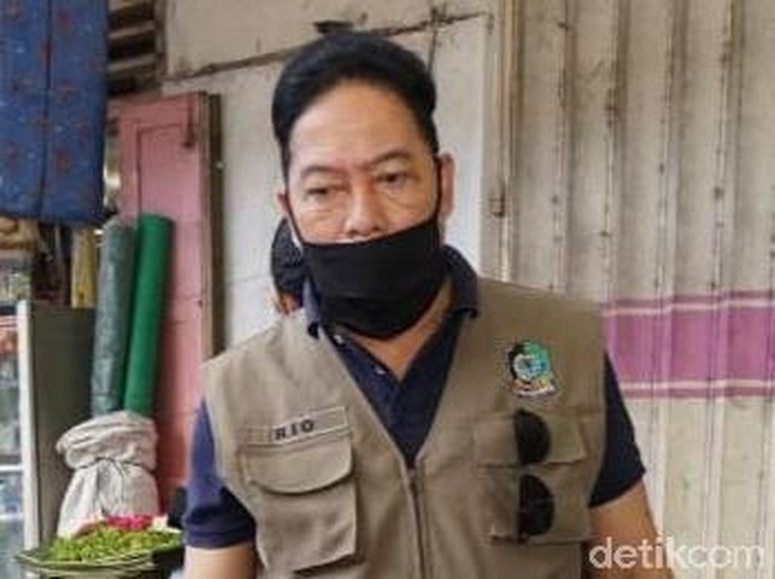 Pasien positif Corona di Banyuwangi bertambah satu menjadi enam orang. Pasien 06 ini ber-KTP Surabaya namun bertugas di Banyuwangi.