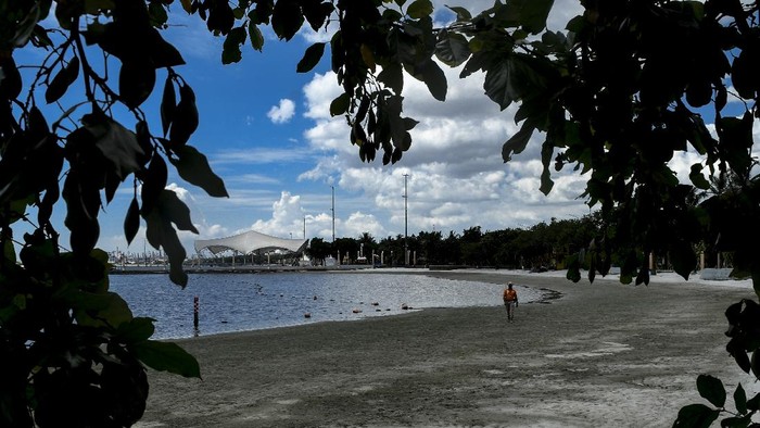 Suasana kawasan Pantai Timur Ancol di Jakarta, Senin (25/5/2020). Memasuki hari kedua Idul Fitri 1441 H, suasana Pantai Ancol sepi dari pengunjung akibat masih ditutup selama pemberlakuan Pembatasan Sosial Berskala Besar (PSBB). ANTARA FOTO/Muhammad Adimaja/wsj.