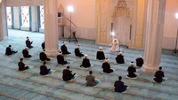 Sekelompok ulama mengamati jarak sosial ketika mereka shalat di dalam Masjid Katedral Moskwa (Russian Muftis Council Press Service/AP)