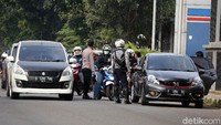 Selain pengukuran suhu tubuh ini, juga dilakukan sosialisasi penggunaaan masker.