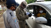 Mulai hari ini beberapa perusahaan swasta sudah mulai aktif bekerja sehingga petugas memperketat penjagaan.