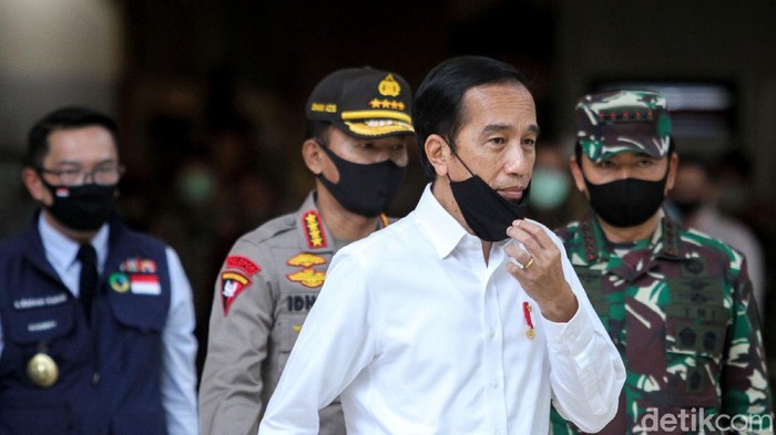 Presiden Joko Widodo hari mengunjungi mal yang berada di Bekasi. Kedatangannya itu untuk meninjau kesiapan Bekasi menjalankan skema new normal.