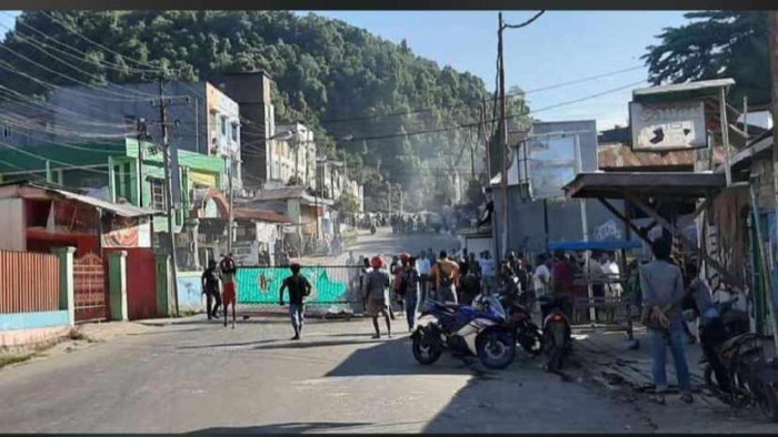 Warga protes kematian pria mabuk tewas usai hindari semprotan water canon dengan cara memalang Jalan Hamadi (WIlpret)