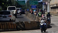 Begini penampakan para pengendara sepeda motor yang nekat melawan arah tersebut.