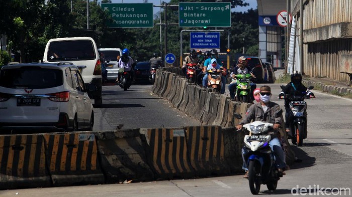 Pengendara sepeda motor terpaksa melawan arus lalu-lintas di jalan Ciledug Raya, Pesanggrahan Jaksel, tepatnya di gerbang tol Ciledug 3 arah Lebak Bulus.