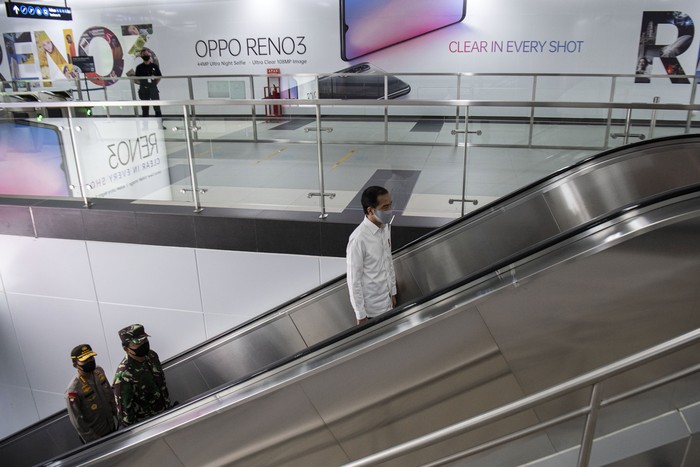 Presiden Joko Widodo didampingi Panglima TNI Marsekal TNI Hadi Tjahjanto (kiri) dan Kapolri Jenderal Pol Idham Azizmeninjau kesiapan penerapan prosedur standar New Normal di Stasiun MRT BundaraanHI, Jakarta, Selasa (26/5/2020). ANTARA FOTO/Sigid Kurniawan/POOL/foc.