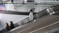 Presiden Joko Widodo (kanan) didampingi Panglima TNI Marsekal TNI Hadi Tjahjanto (tengah) dan Kapolri Jenderal Pol Idham Aziz�meninjau kesiapan penerapan prosedur standar New Normal di Stasiun MRT Bundaraan HI, Jakarta, Selasa (26/5/2020).