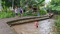 Banyak cara dilakukan dalam mengisi libur lebaran di tengah pandemi Corona. Anak-anak di Blok Tegalpanjang, RW 9, Kelurahan Linggasari, Kecamatan Ciamis, Kabupaten Ciamis, berenang bersama memanfaatkan aliran irigasi yang dibendung.