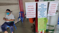 Dalam new normal, jaga jarak hingga menggunakan masker akan menjadi bagian dari kehidupan sehari-hari. Dikhy Sasra/detikcom.
