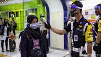 Sejumlah petugas gabungan dikerahkan untuk memeriksa dokumen para penumpang yang tiba di Stasiun Gambir dengan menaiki kereta luar biasa (KLB) dari sejumlah wilayah di Pulau Jawa.