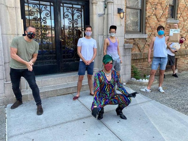 Menurut para drag queen yang bekerja di sana, ide ini sangatlah bagus karena bisa membuatnya kembali terhubung dengan pelanggan. Selain itu, mereka juga bisa mendengar tepuk tangan dan melihat senyum dari para pelanggannya yang mengatakan, Kamu membuat hariku sungguh luar biasa. Foto: Frescos Cantina