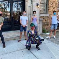 Menurut para drag queen yang bekerja di sana, ide ini sangatlah bagus karena bisa membuatnya kembali terhubung dengan pelanggan. Selain itu, mereka juga bisa mendengar tepuk tangan dan melihat senyum dari para pelanggannya yang mengatakan, Kamu membuat hariku sungguh luar biasa. Foto: Frescos Cantina