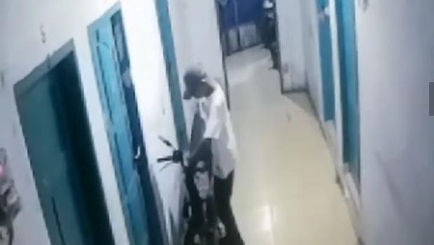 Pencurian Motor di Makassar Terekam CCTV