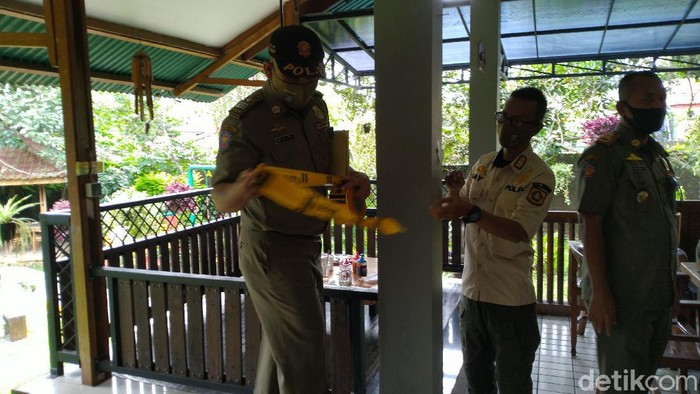 Satpol PP Kabupaten Bogor segel tempat makan yang langgar PSBB (Sachril Agustin Berutu/detikcom)