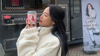 Februari lalu Naeun Apink disibukkan dengan kegiatan Apink yang menggelar konser. Ia  mendapatkan kiriman food truck dari Adidas Korea sebagai bentuk dukungan. Foto: Instagram @marcellasne_
