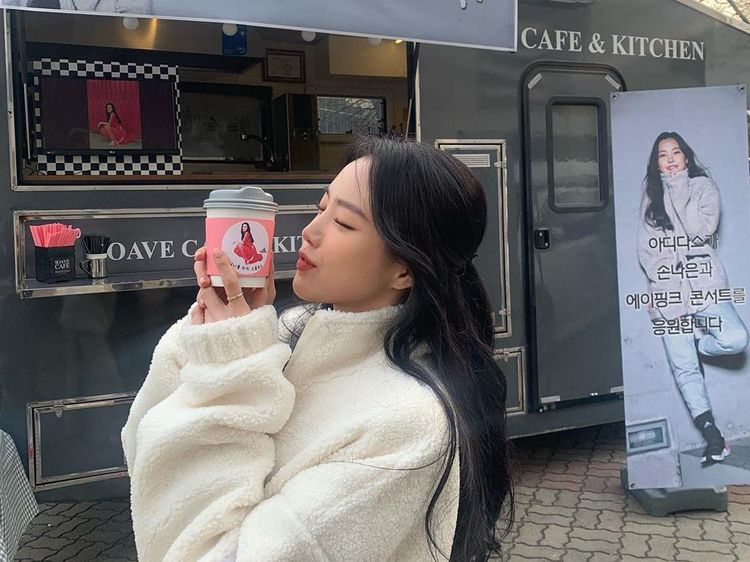Cantiknya Son Naeun, Pemeran Dinner Mate Saat Kulineran di Luar Negeri