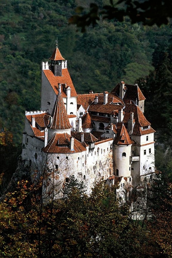 Kastil Pertama adalah kastil Bran menjadi sangat terkenal setelah adanya karakter Dracula karya Bram Stoker. Istimewa/dok.bran-castle.com Kastil Pertama adalah kastil Bran menjadi sangat terkenal setelah adanya karakter Dracula karya Bram Stoker. Istimewa/dok.bran-castle.com