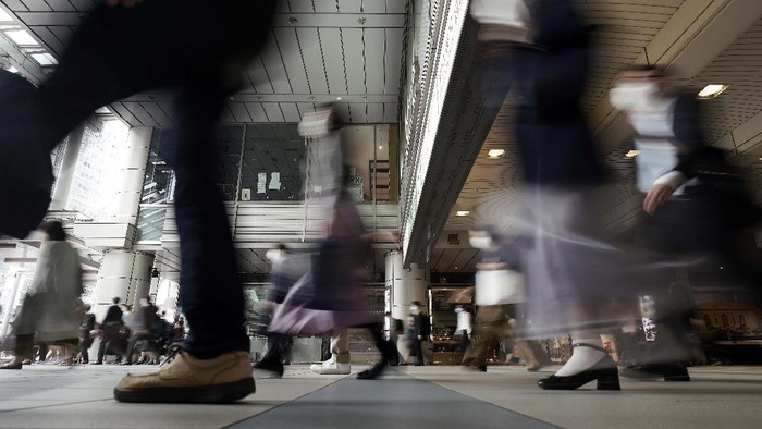 Status Darurat Corona Dicabut, Stasiun Kereta di Tokyo Penuh Penumpang A station passageway is crowded with commuters wearing face mask during a rush hour Tuesday, May 26, 2020, in Tokyo. Japanese Prime Minister Shinzo Abe lifted a coronavirus state of emergency in Tokyo and four other remaining prefectures on Monday, May 25, ending the declaration that began nearly eight weeks ago.(AP Photo/Eugene Hoshiko)