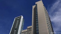 Langit biru juga tampak memayungi gedung pencakar langit di Bundaran Hotel Indonesia, Jakarta.
