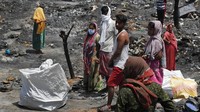 Belum diketahui pasti penyebab kebakaran tersebut. Namun, usai api berhasil dipadamkan sejumlah warga kembali ke tempat tinggal mereka untuk menyelamatkan sejumlah barang dari puing-puing bangunan rumah mereka yang telah hangus terbakar.